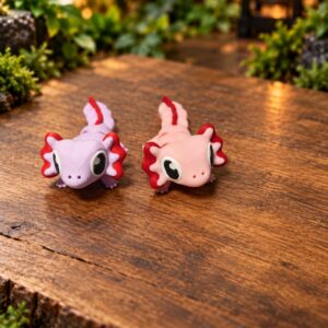 Axolotl-Figuren in Lila und Rosa mit roten Kiemen – beide Farbvarianten im Vergleich